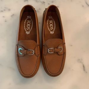 Tods tan driving shoe size 6
